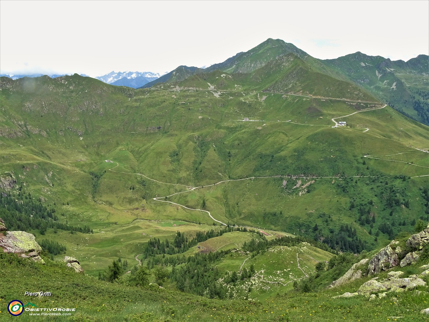 52 Dalla cresta di vetta di cima Mincucco vista verso Ca San Marco con Pizzo Segade e Monte Fioraro .JPG